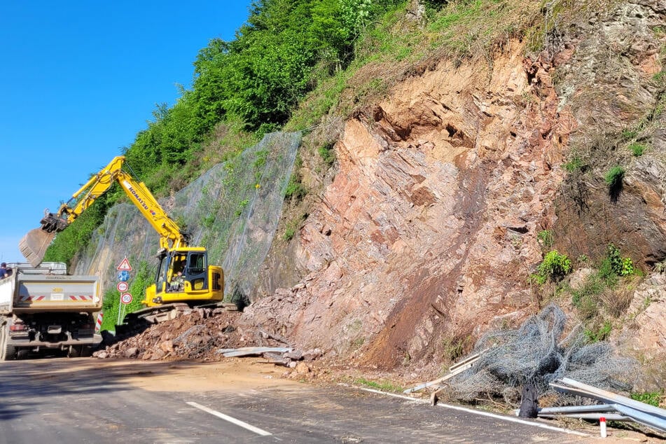 Nach Steinschlägen im Elztal: Bundesstraße wieder einspurig befahrbar