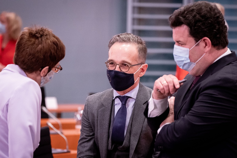 Annegret Kramp-Karrenbauer (CDU), Bundesministerin der Verteidigung und CDU-Bundesvorsitzende, Heiko Maas (M), Außenminister, und Hubertus Heil (beide SPD), Bundesminister für Arbeit und Soziales, nehmen mit Mund-Nasenbedeckung an der Sitzung des Bundeskabinetts im Bundeskanzleramt teil.