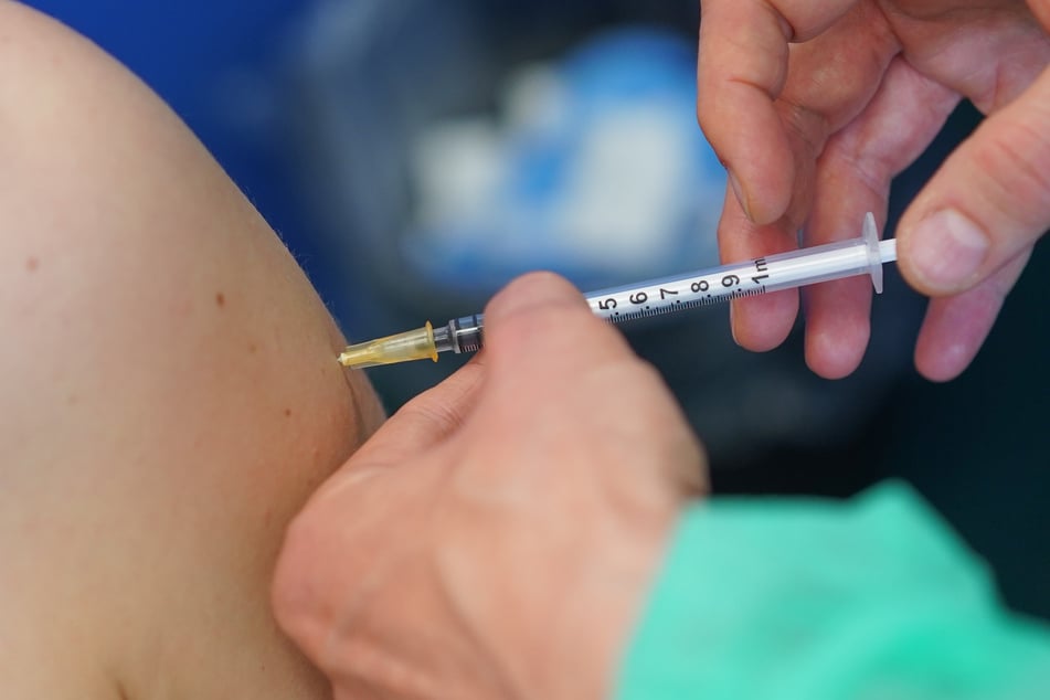 In Deutschland sind inzwischen 48,5 Prozent der Bevölkerung vollständig gegen das Coronavirus geimpft.