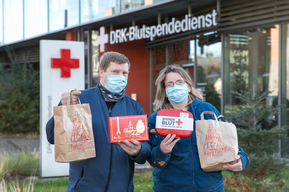 Sind seit fast 20 Jahren eifrige Blutspender - sogar an Feiertagen: Janet (38) und Thomas Kleine (44) spendeten am Samstag mit Mundschutz Blut und freuten sich über kleine Geschenke.