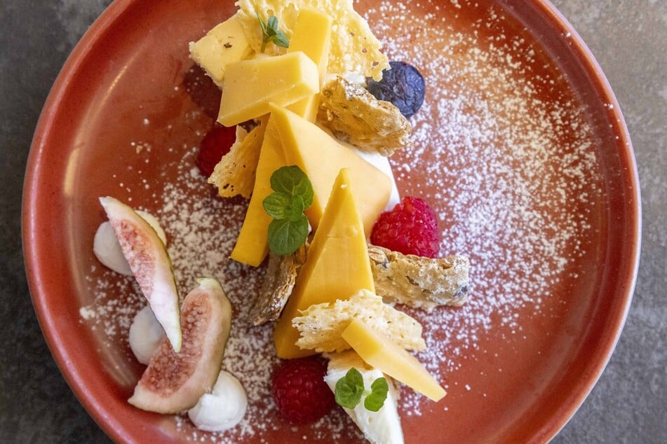 Das "Café Toscana"-Dessert Cheesecake mit Käse, Feige, Himbeere und Knäckebrot.