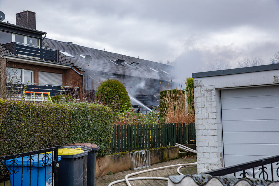 Das Feuer in dem Reihenhaus in der Alten Landstraße griff auch auf andere Häuser über.