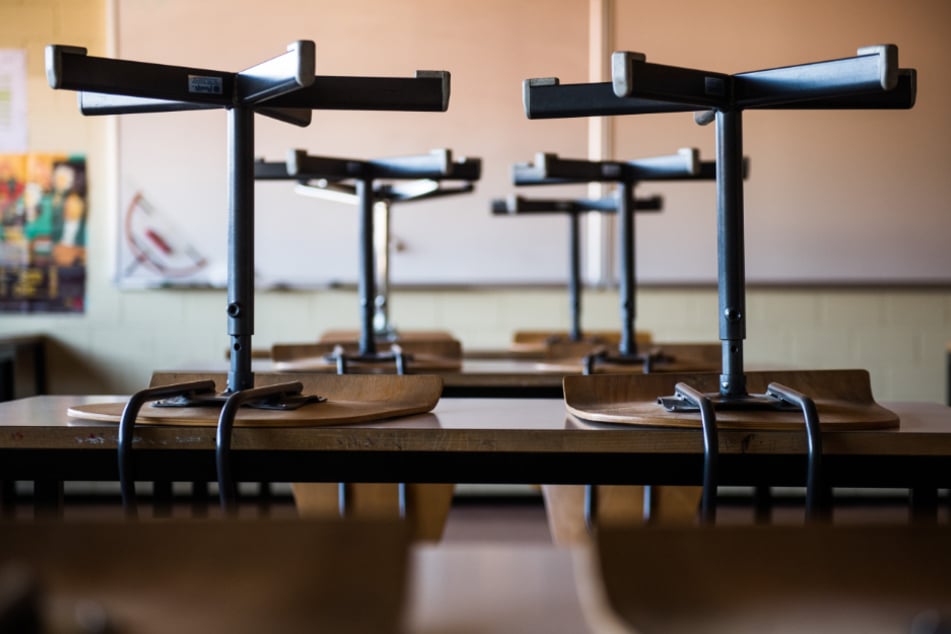 Stühle stehen in einer Schule auf den Tischen. (Symbolbild)