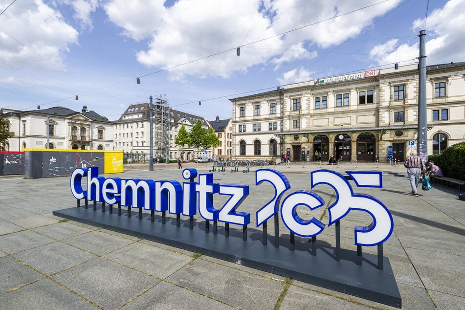 Am Chemnitzer Hauptbahnhof stellte die Polizei am Dienstag einen Graffiti-Sprayer (45). Zudem sorgte ein Passant (30) für Ärger.