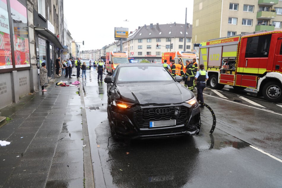 Der schwarze Audi Q8 RS rollte über den Gehweg und prallte gegen eine Hauswand.