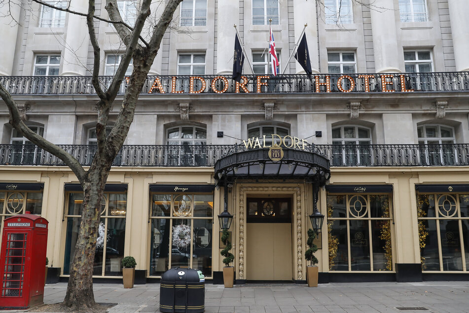 Blick auf das geschlossene Hotel Waldorf in der Innenstadt von London.