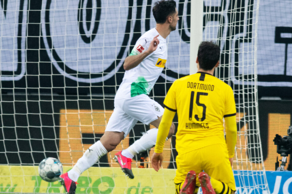 Mats Hummels (r.) konnte den 1:1-Ausgleich von Lars Stindl auch nicht verhindern.