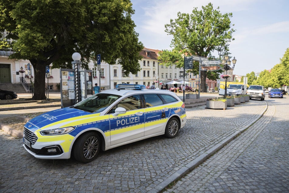 Es wurden laut bisherigen Polizeiangaben mindestens zwei Menschen leicht verletzt.