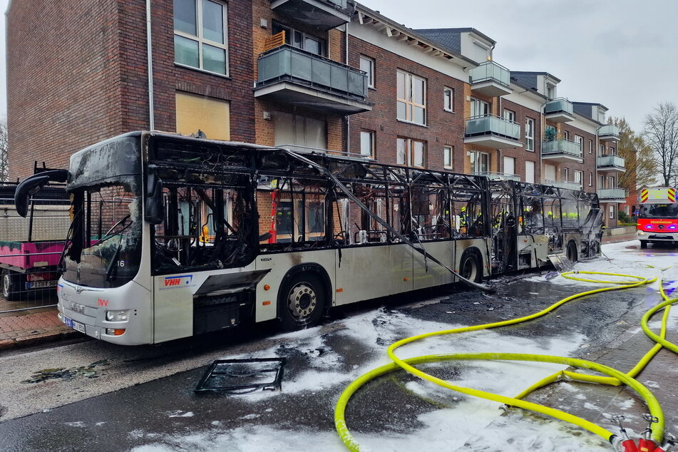 Hamburg: Linienbus in Pinneberg ausgebrannt - Flammen greifen auf Gebäude über