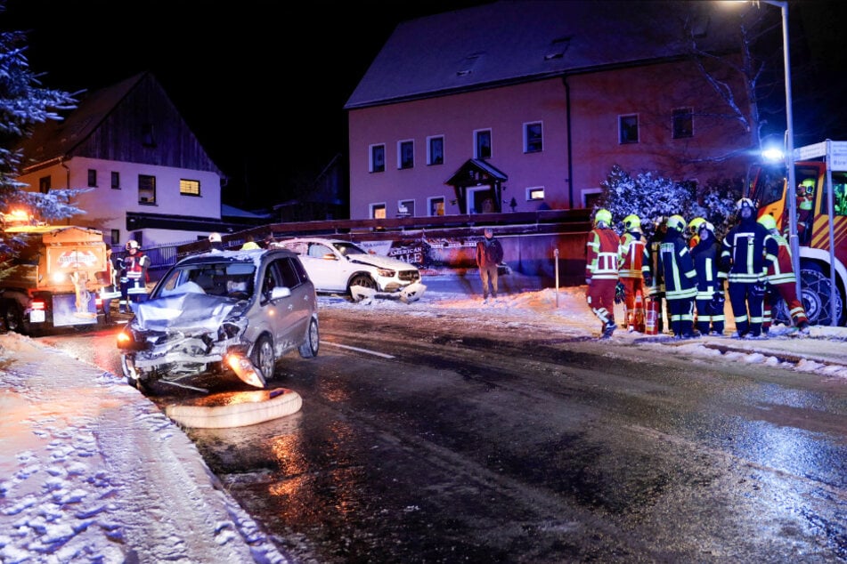 In Oberwiesenthal krachten zwei Autos auf spiegelglatter Straße zusammen.