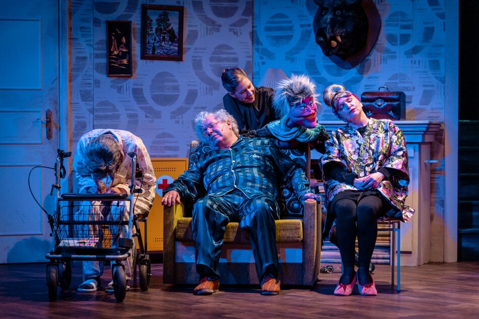 In der Comödie spielen Cornelia Drese (r.) und Roland Florstedt (2.v.l.) Bewohner des Seniorenheimes "Villa Sonnenschein".