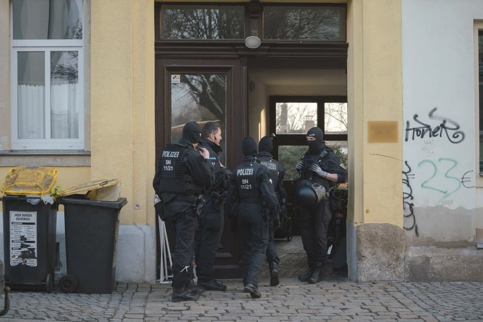 Die Einsatzkräfte rückten in Wohnungen in Dresden, Leipzig und Halle (Saale) an.