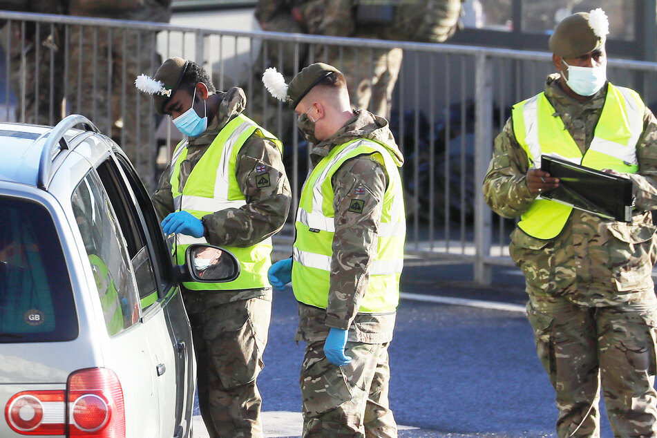 Soldaten kontrollieren einen Autofahrer im Hafen von Dover.