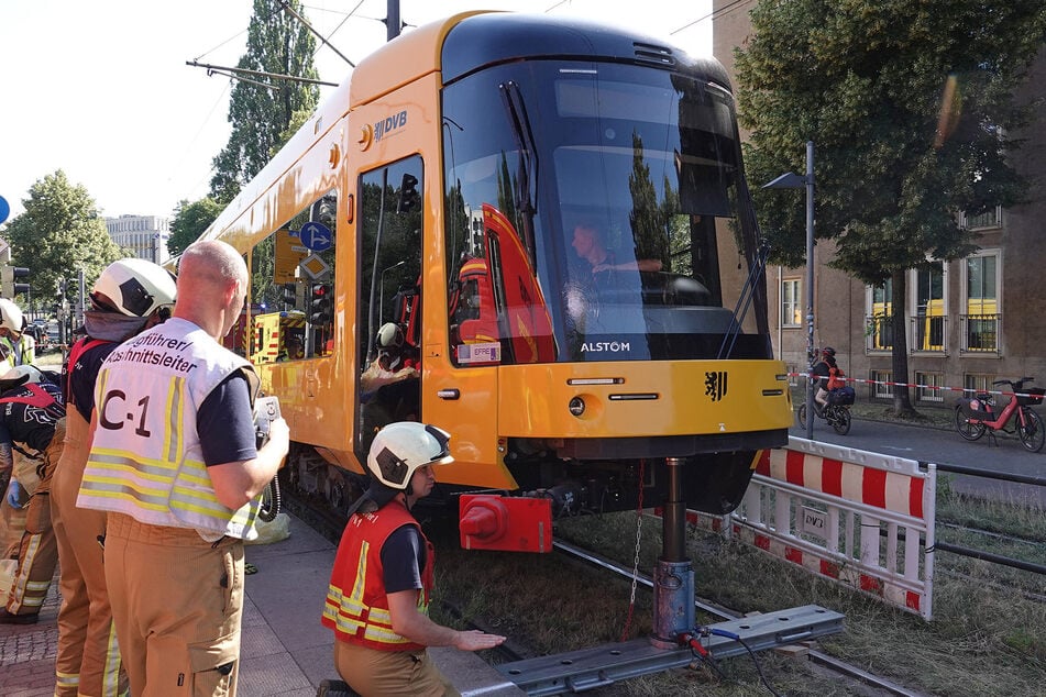 Mittels hydraulischem Heber wurde die Bahn angehoben.