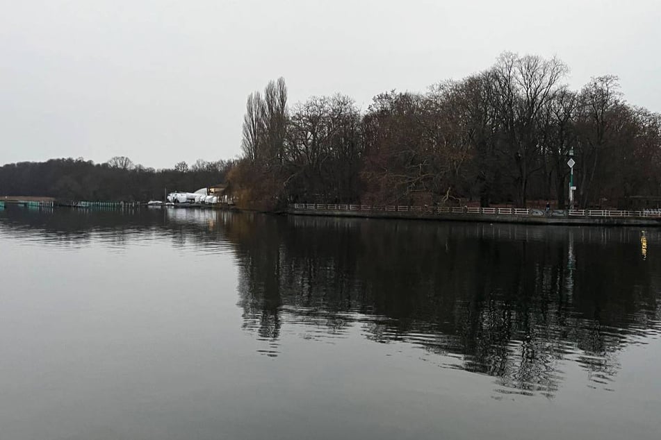Berlin: Partyboot brennt auf Müggelsee: Fünf Verletzte