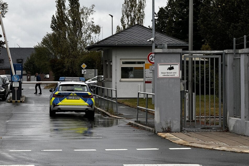 Ein Polizeiauto steht an der Zufahrt zur Oberfranken-Kaserne.