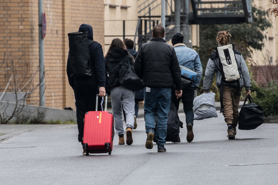 Mitglieder einer Schülerreisegruppe verlassen in Begleitung das Gelände des Ernst-Bergmann-Klinikums in Potsdam. Dort wurden 90 Kinder und Jugendliche einer Schülerreisegruppe nach ihrer Ankunft in Potsdam (Brandenburg) auf das neuartige Coronavirus getes
