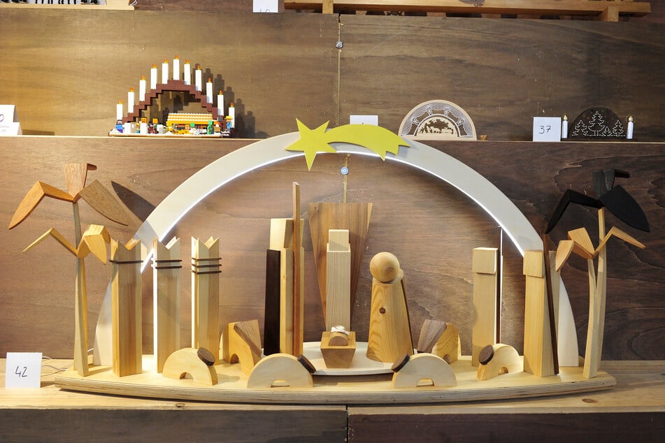 Der 1,20 Meter große Schwibbogen beeindruckt mit abstrakten Figuren.