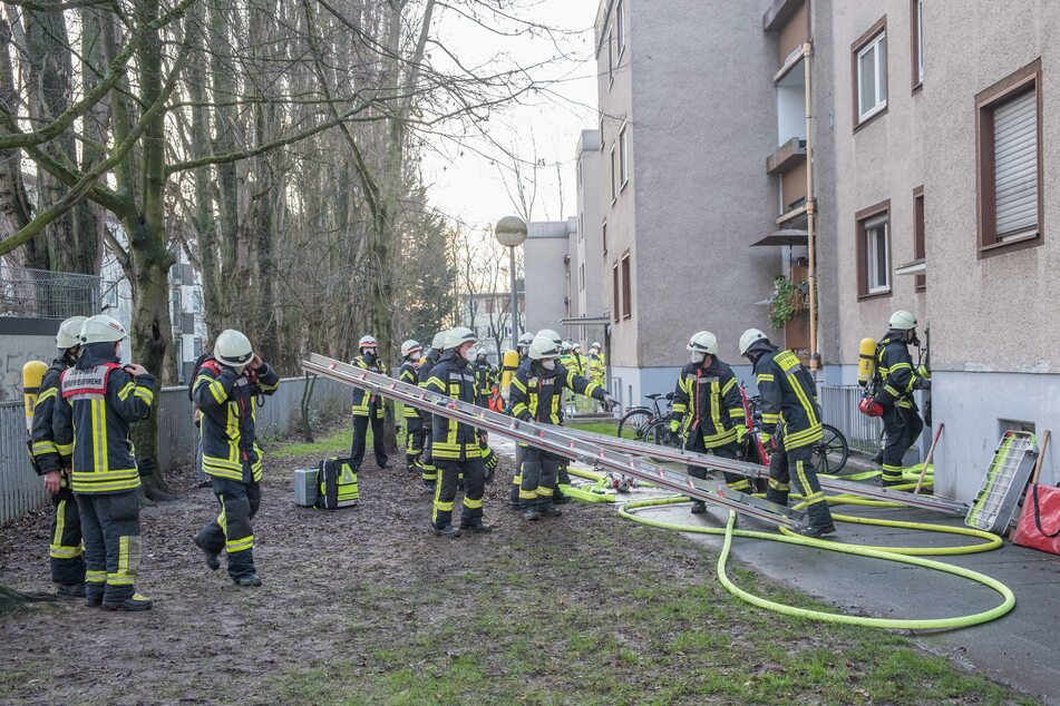 Verheerender Kellerbrand in Kölner Veedel: Feuerwehr muss 24 Personen retten