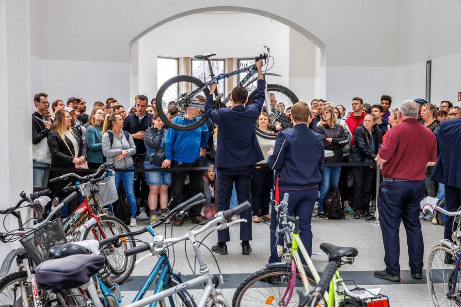 Ein Saal voller Bieter: Nur wer vorne stand, hatte gute Sicht auf die Auktionsposten.