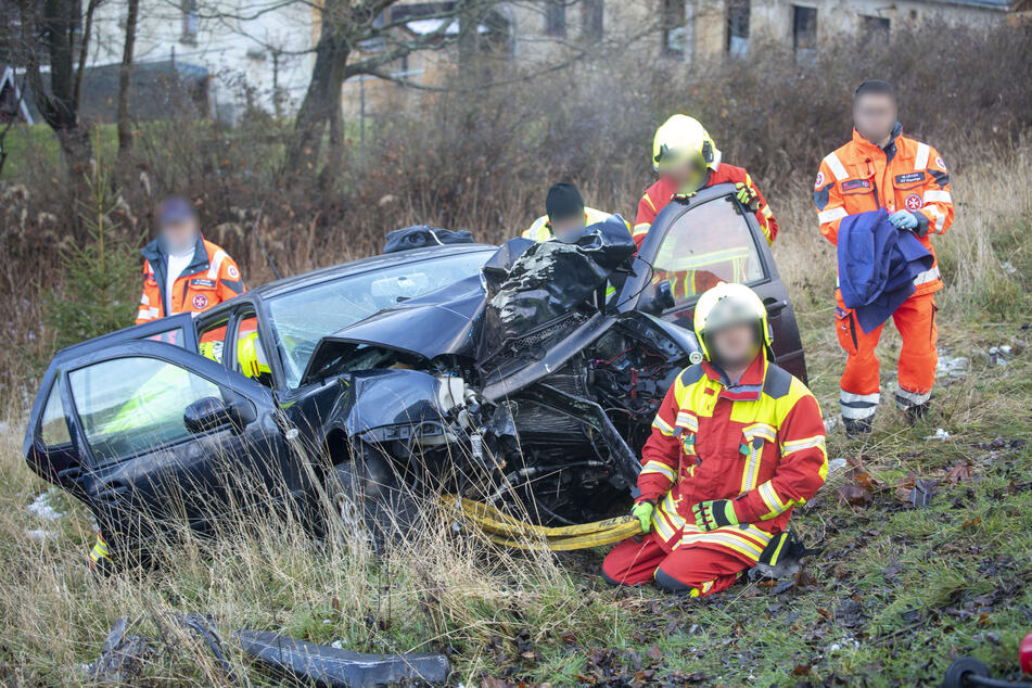 In Bärenstein (Erzgebirge) kam es am Donnerstag zu einem schweren Unfall: Ein VW krachte gegen einen Baum und rutschte anschließend einen Abhang hinab.