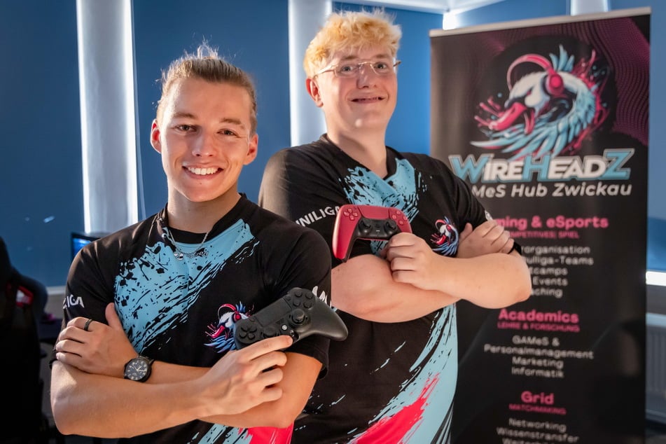 Amon Richter (23, l.) und Jonathan Baumgart (25) vom Rocket-League-Team der "WireHeadZ".