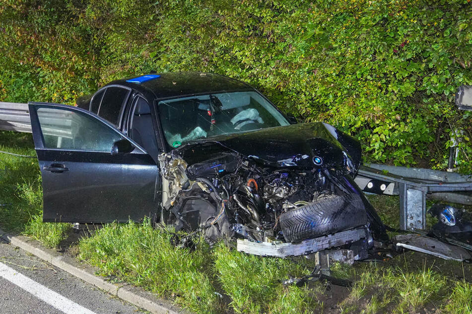 Der BMW erlitt bei dem Crash einen Totalschaden.