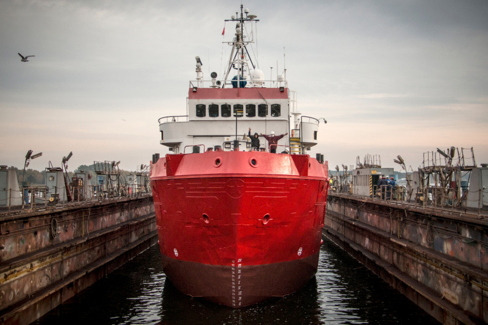 Der Seenotretter "Sea-Eye 4" liegt zum Umbau in einem Hafen. Bis Ende 2019 war er als Forschungsschiff "F.S. Poseidon" eingesetzt. Das Schiff wurde 1976 gebaut.
