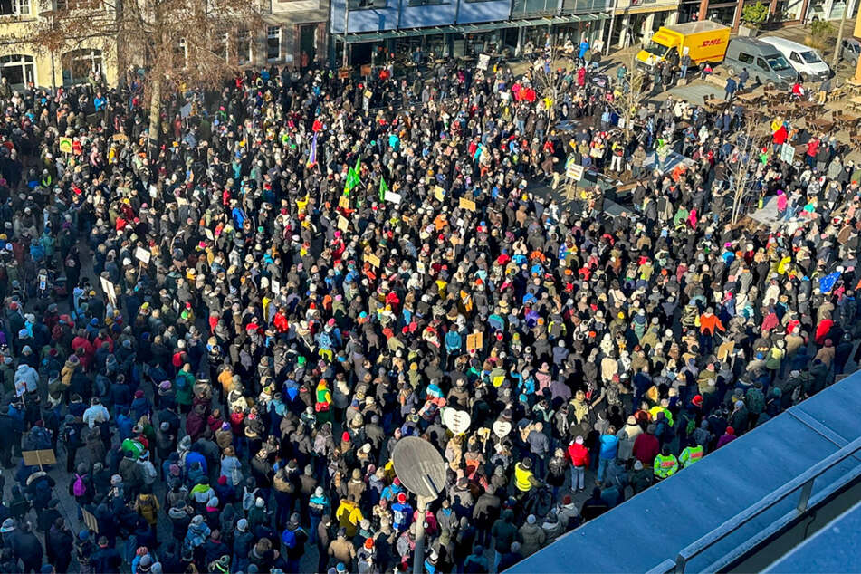 Tausende bei Demos gegen rechts in Offenburg und Freiburg