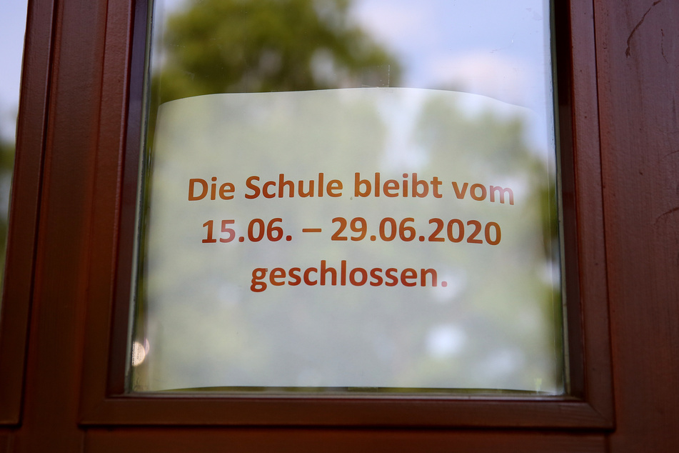 Ein Hinweisschild hängt in einer Schule in Magdeburg.