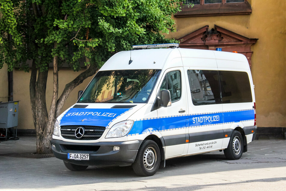 Die Beamten der Stadtpolizei wollten lediglich nach einem Obdachlosenlager an der Nidda Ausschau halten, machten dabei aber eine traurige Entdeckung. (Symbolfoto)