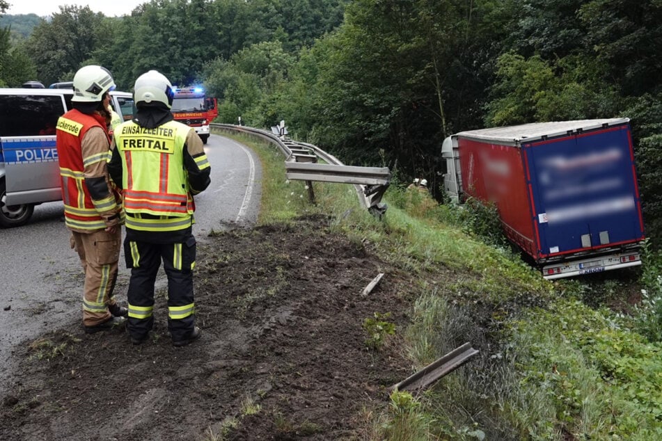 Laster rauscht durch Leitplanke: Tour endet im Straßengraben