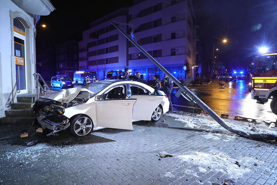 An dem Mercedes entstand einiges an Blechschaden, die beiden Insassen des Wagens wurden schwer verletzt.