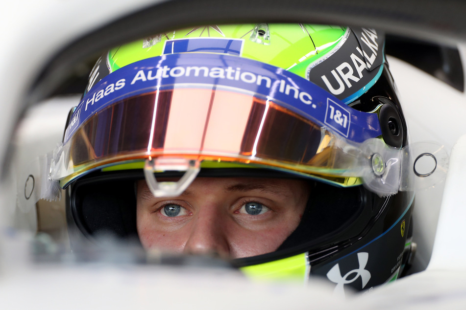 Am kommenden Samstag startet für Mick Schumacher eine Saison in Doppelfunktion: Der Rennfahrer wird als Ersatzpilot in der Formel 1 genauso wie bei der Langstrecken-WM aktiv sein.