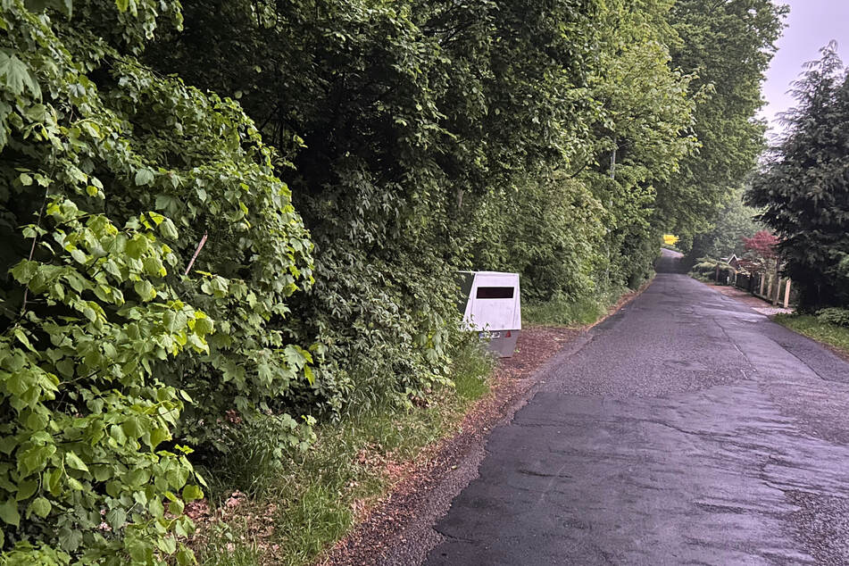 Auf der linken Straßenseite wurde der Enforcement Trailer positioniert.