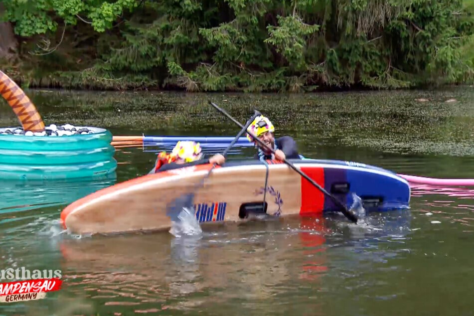 Papsel ging unfreiwillig baden. Sohn Maurice (27) half ihm.