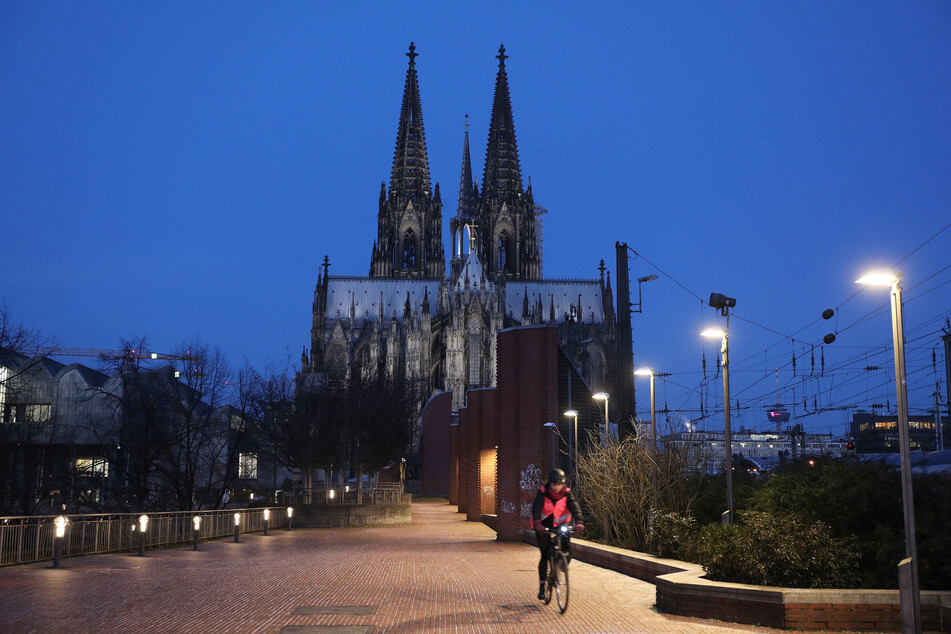 Am Kölner Dom gehen am heutigen Samstagabend alle Lichter aus. Damit wird die weltweite Aktion "Earth Hour" unterstützt.