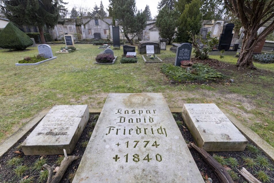 Der verstorbene Künstler fand auf dem Dresdner Trinitatis-Friedhof seine letzte Ruhe.