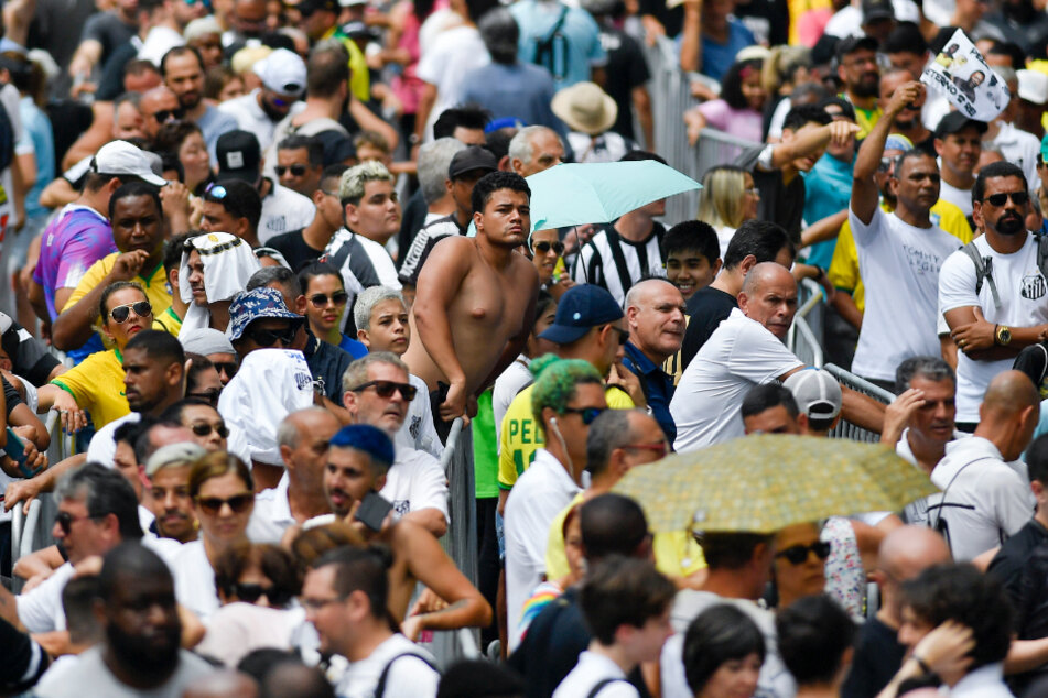 Zahlreiche Anhänger versammelten sich am Montag am Estádio Urbano Caldeira.
