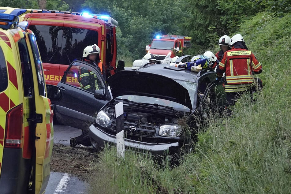 Die Tharandter Feuerwehr sollte den 82-Jährigen aus seinem Toyota befreien.