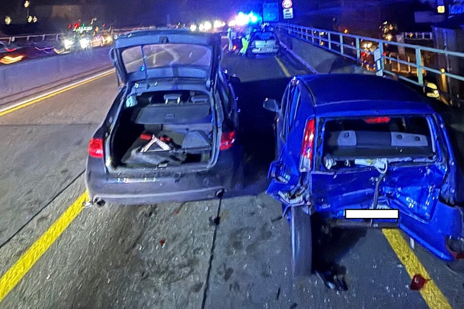 Heftiger Unfall mit drei Autos: Mehrere Verletzte - Autobahn voll gesperrt