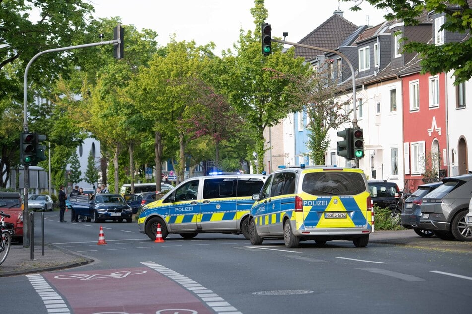 In einem Park in Köln-Sülz wurde der mutmaßliche Angreifer wenig später von der Polizei festgenommen.