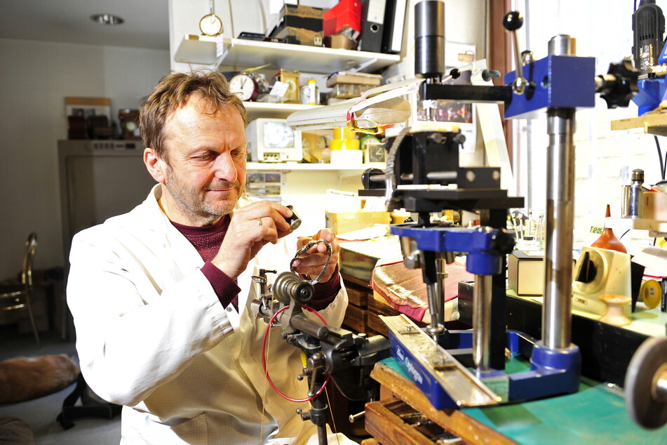 Jens Grundmann (57) fertigt die Goldfassung für seine Uhr mit Mars-Steinen an einer Drehmaschine.