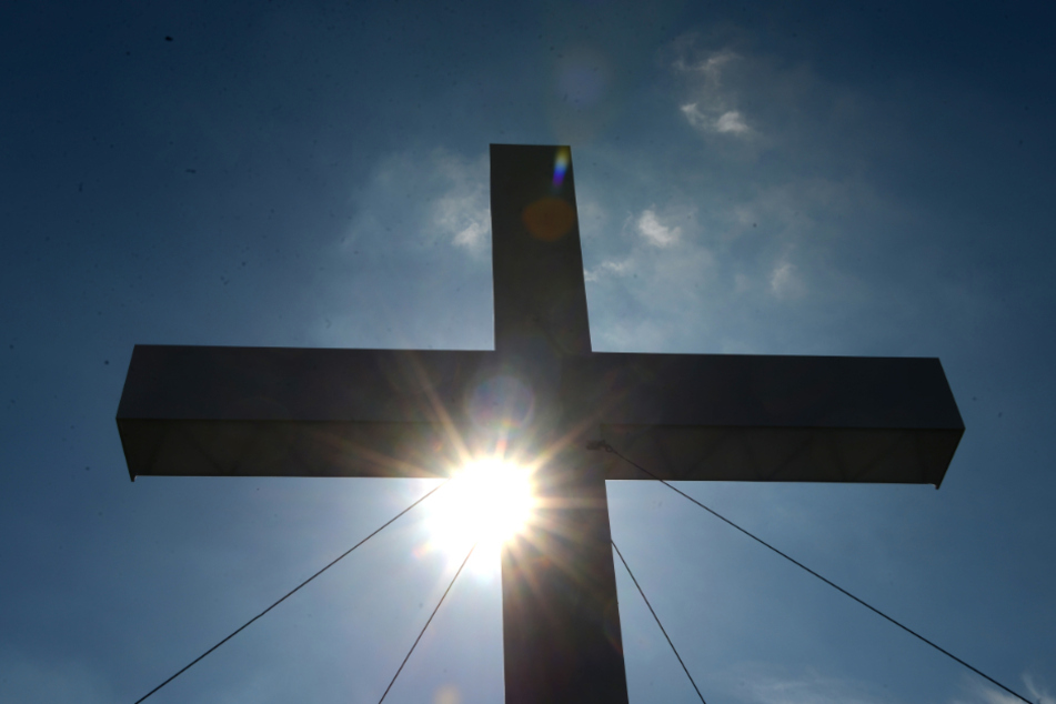Vermutlich haben sich mindestens 44 Menschen bei einem Gottesdienst in Bremerhaven mit dem Coronavirus angesteckt. (Symbolbild)