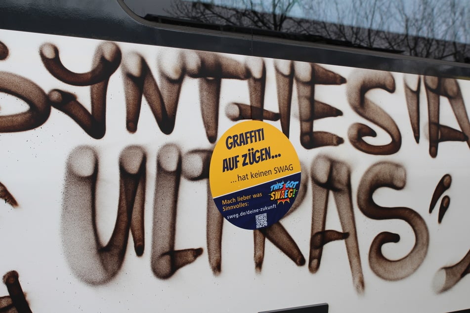 Die SWEG will künftig diesen Sticker auf das Erkennungszeichen des Sprayers kleben, damit sich die Sprayer nicht mit ihren illegal aufgebrachten Werken brüsten können.