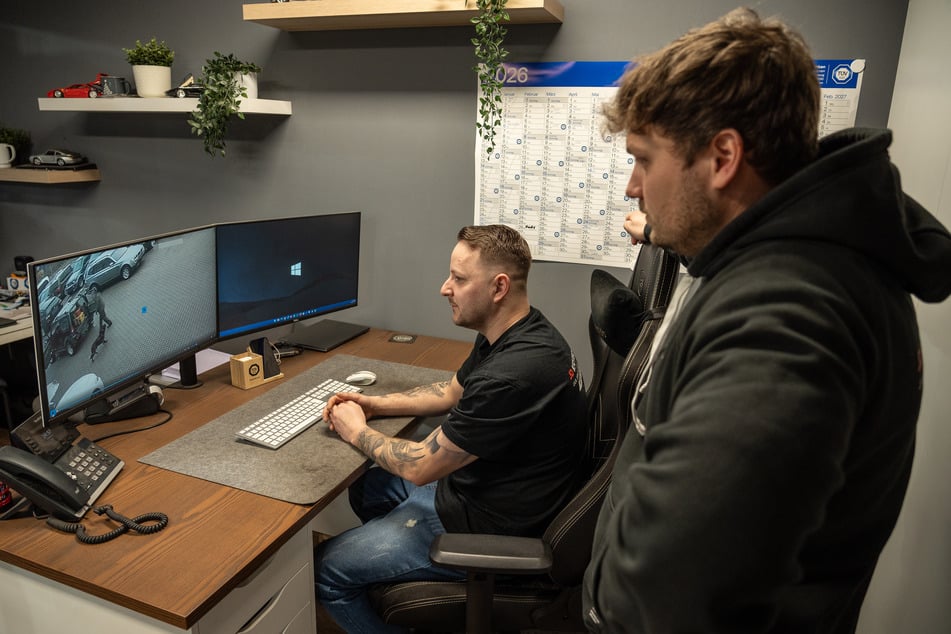 Jan Jung (vlevo) a Daniel Hofmann z autoservisu sledují bezpečnostní video s úžasem.