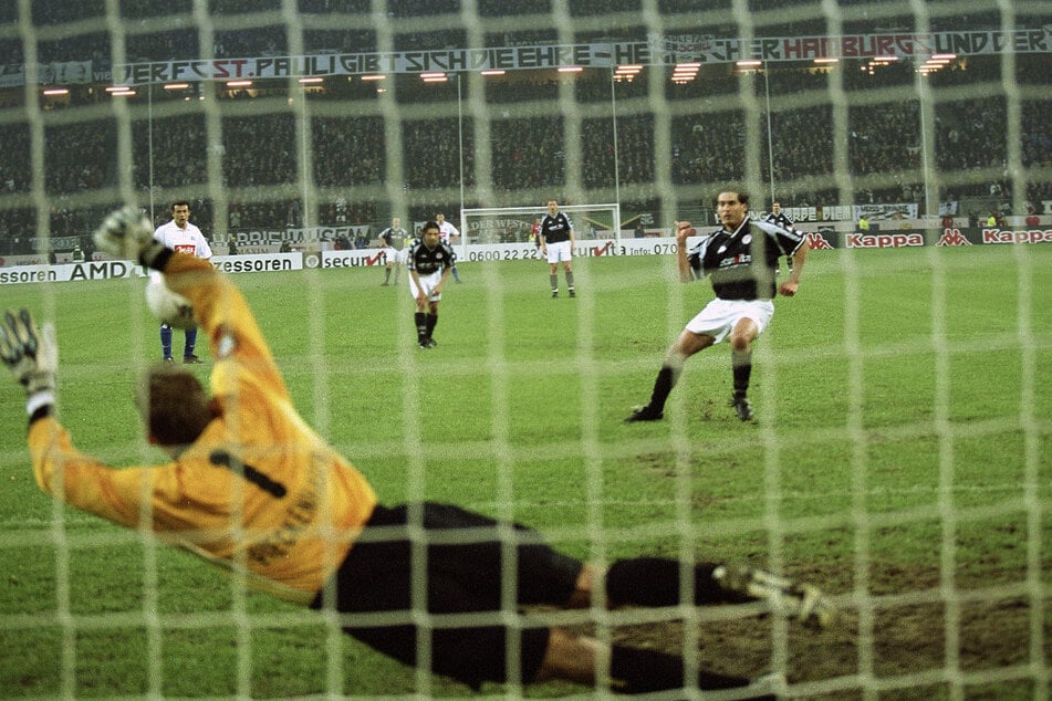 In der zwölften Minute hielt der damalige HSV-Keeper einen Elfmeter von Thomas Meggle.