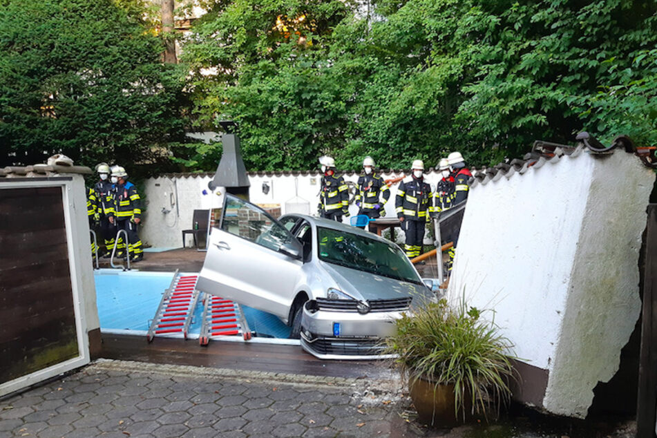 Das Auto fuhr rückwärts durch eine Mauer mit Tor und landete im abgedeckten Pool.