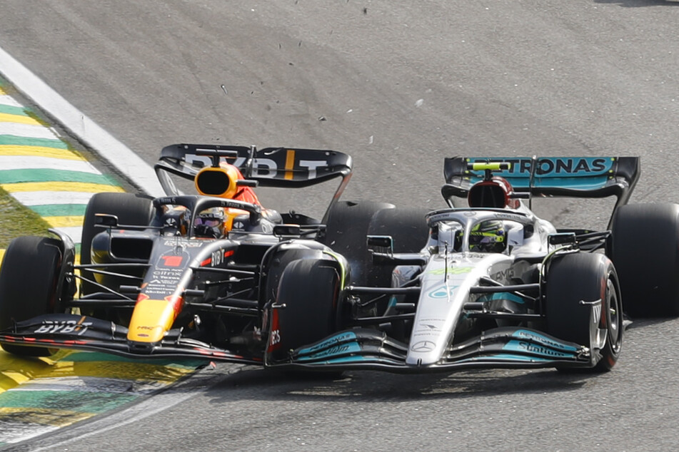 Bei einem Zweikampf zwischen Max Verstappen (l.) und Lewis Hamilton wurde es eng - zu eng und es kam zum Crash. Verstappen bekam dafür eine Fünf-Sekunden-Zeitstrafe.
