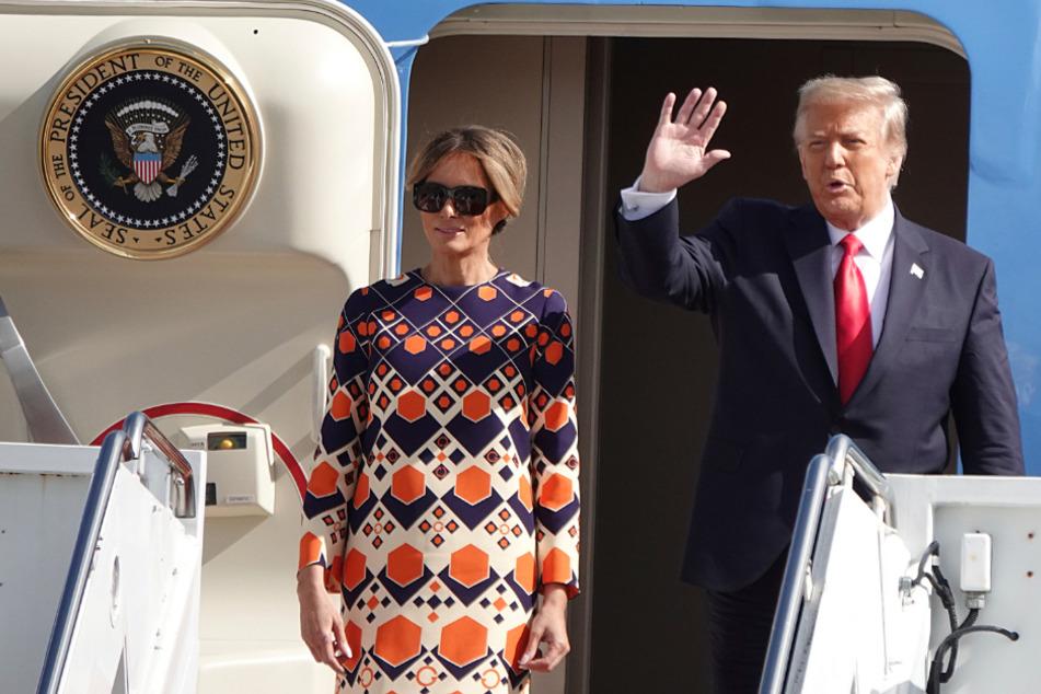 Der ehemalige US-Präsident Donald Trump winkt Anhängern zu, als er mit Ex-First Lady Melania Trump am Palm Beach International Airport ankommt.